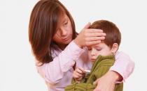Ein Kind ohne Symptome hat hohes Fieber