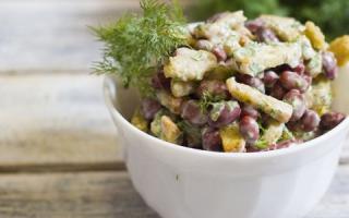 Ensalada de lubina ahumada, zanahoria, kvassole y mayonesa: receta con foto