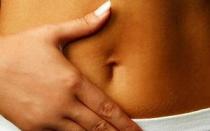 Ankstyvosiose nėštumo stadijose galite jausti skausmą apatinėje pilvo dalyje.